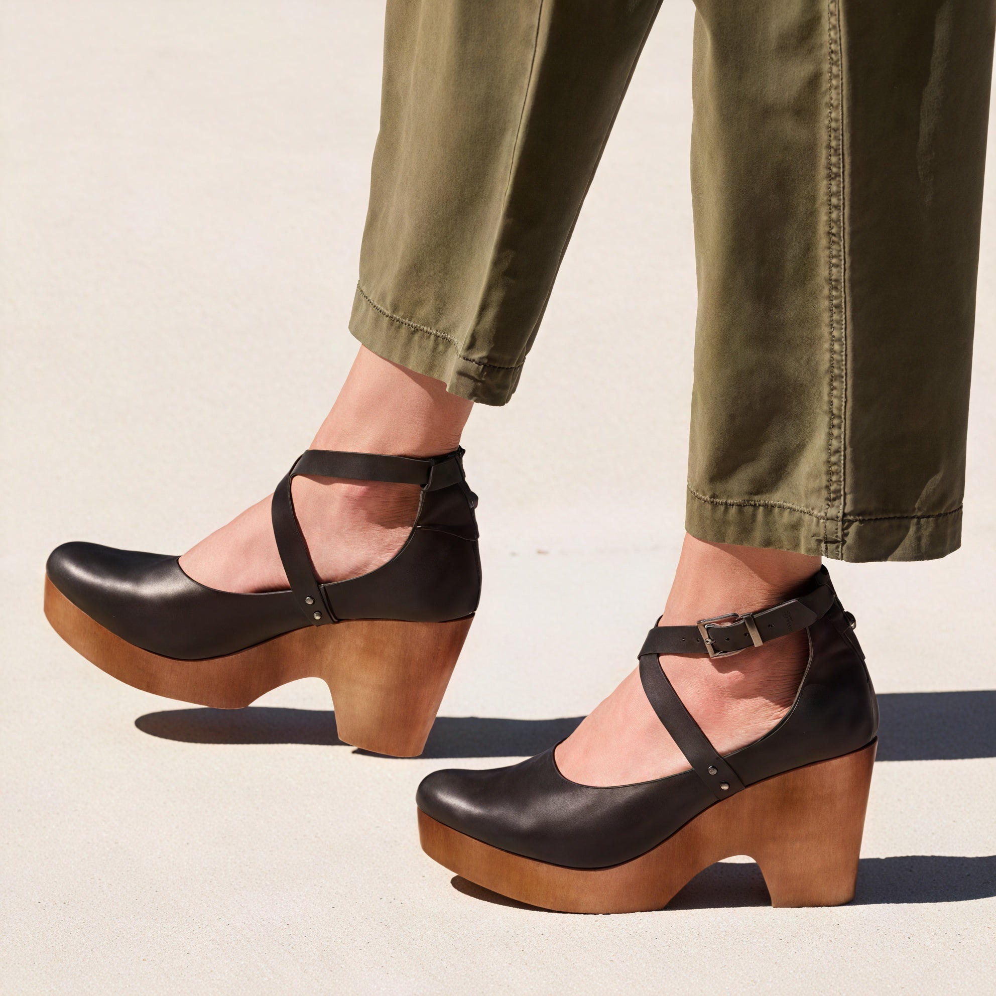 Damen Sandale – Leder, Holz-Plateau, Knöchelriemen, Kreuzriemen-83366-4ea96eee-f1fe-4544-a104-a4d48d8aa5d7