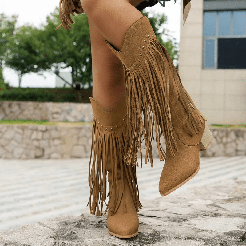 Stylische kniehohe Stiefel mit Fransen