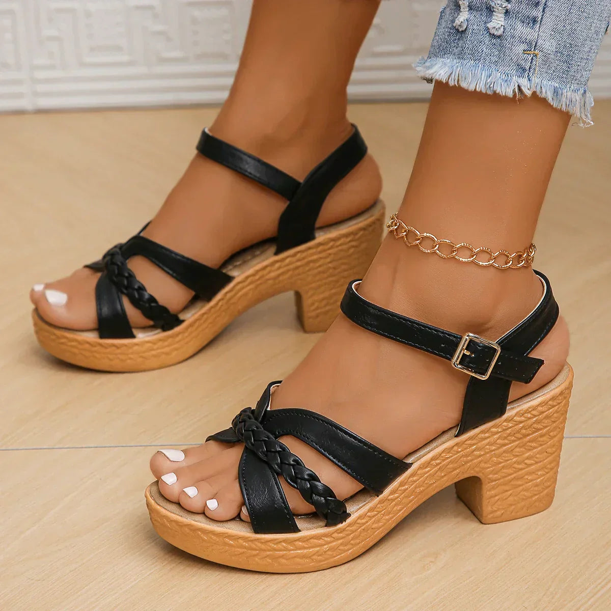 Wedge Sandalen mit geflochtenem Detail