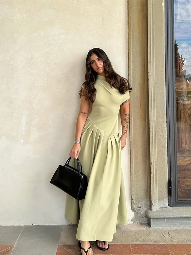 Elegantes Kleid mit asymmetrischem Design