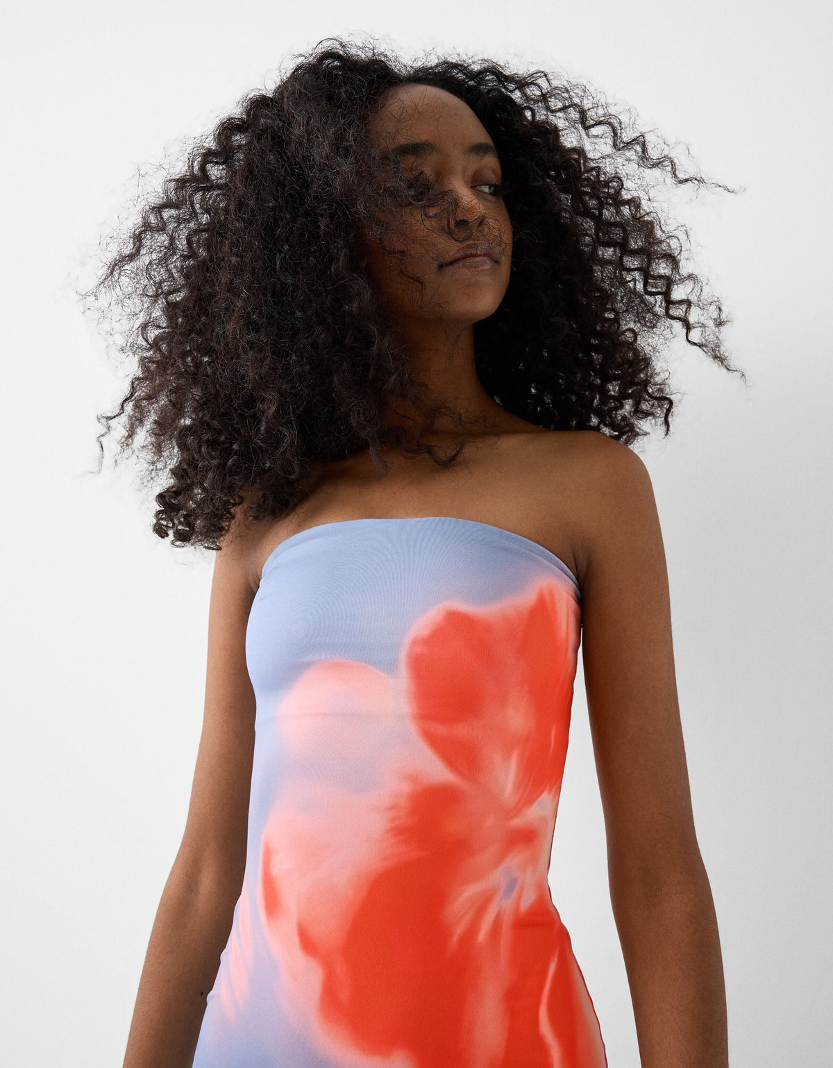 Figurbetontes, trägerloses Midi-Kleid