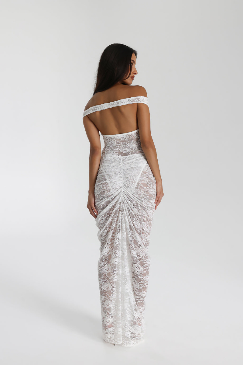 Elegantes Kleid mit asymmetrischem Saum