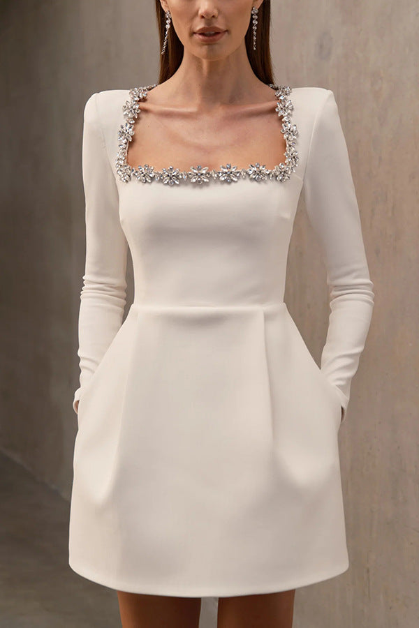 Elegantes Kleid mit Schmuckdetails