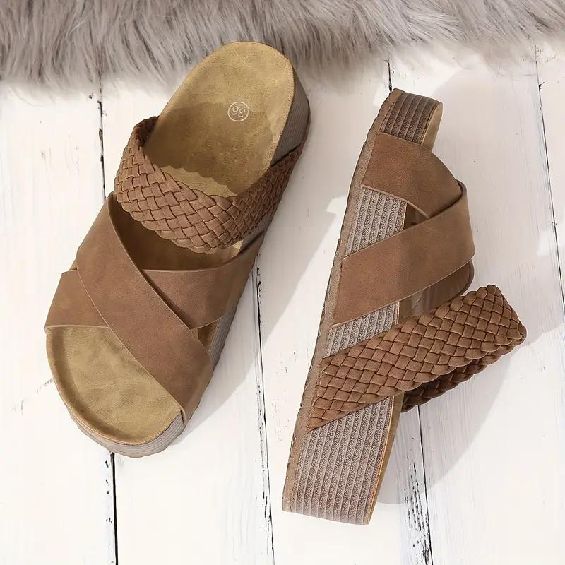 Stilvolle Plateau Sandalen mit geflochtenen Details
