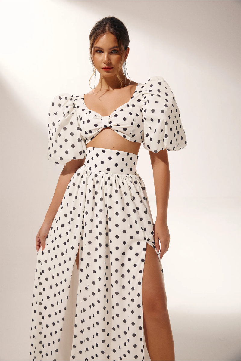 Sommerliches Punktmuster-Kleid mit Schlitz