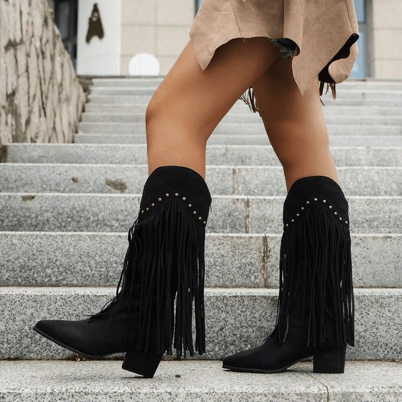 Stylische kniehohe Stiefel mit Fransen