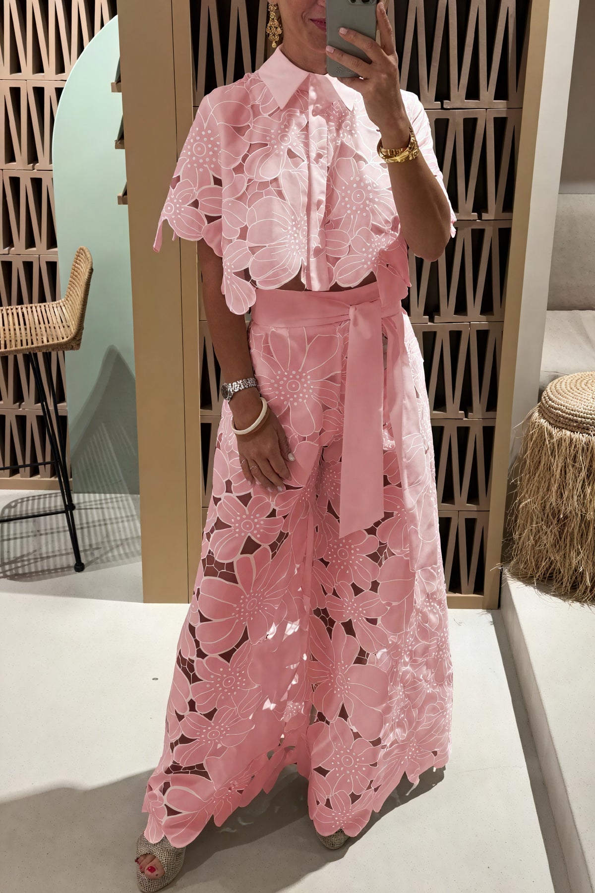 Sommerliches Ensemble mit floralem Cut-Out-Design